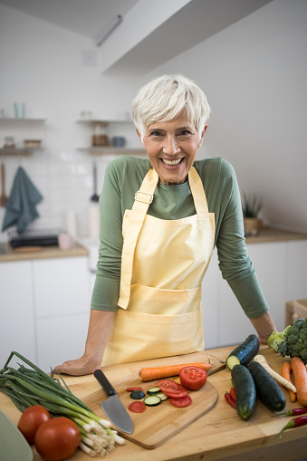 Retrato de mujer feliz en la cocina photo