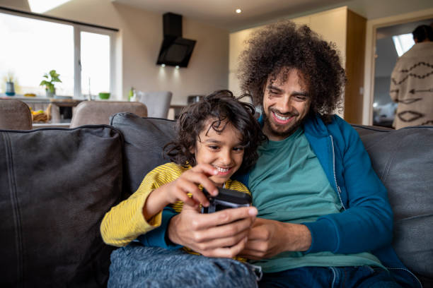 czas ojca i syna - sofa indoors childhood technology zdjęcia i obrazy z banku zdjęć