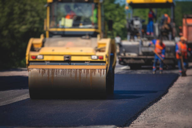 processo de asfaltamento e pavimentação, máquina de pavimentação asfáltica e rolo rodoviário a vapor durante obras de construção e reparo de estradas, trabalhadores trabalhando no novo canteiro de obras rodoviárias, colocando uma camada no verão - industrial equipment steamroller construction vehicle construction equipment - fotografias e filmes do acervo