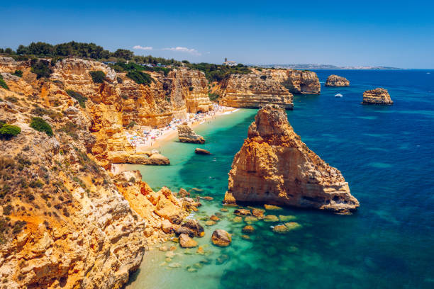 praia da marinha, beautiful beach marinha in algarve, portugal. navy beach (praia da marinha), one of the most famous beaches of portugal, located on the atlantic coast in lagoa municipality, algarve. - lagos bildbanksfoton och bilder