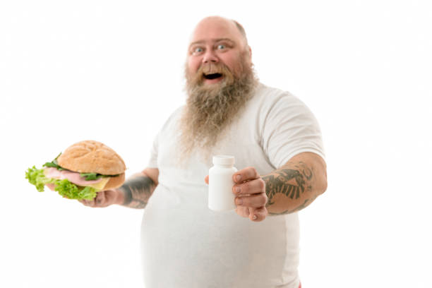 homme drôle et tatoué avec de la nourriture isolée sur fond blanc - food measuring hamburger dieting photos et images de collection