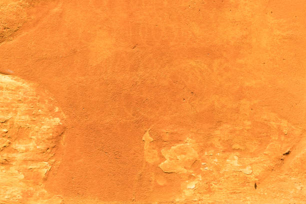 sfondo murale strutturato arancione - orange wall textured paint foto e immagini stock