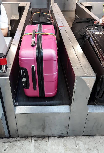 check-in - luggage hold fotografías e imágenes de stock