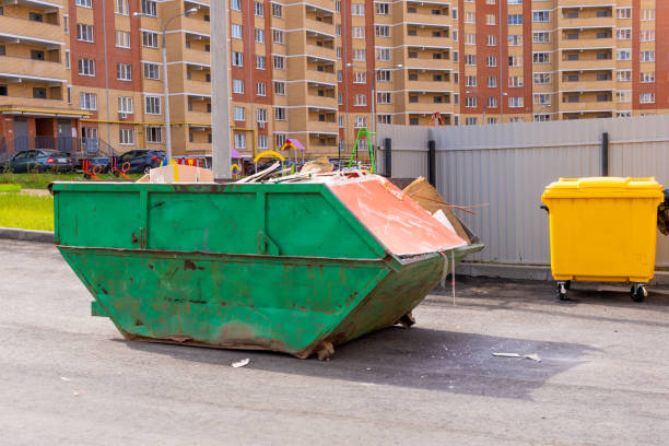 contenedor para residuos de construcción con ladrillos rotos en el fondo - dar brincos fotografías e imágenes de stock