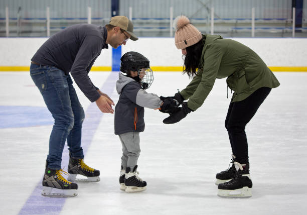 patiner avec maman et papa - patinage sur glace photos et images de collection