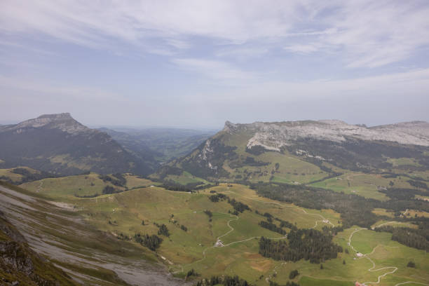 traumhafter wandertag in den alpen der schweiz. herrlicher blick über einen wunderschönen brienzersee. was für eine tolle aussicht. - lake thun swiss culture switzerland berne stock-fotos und bilder