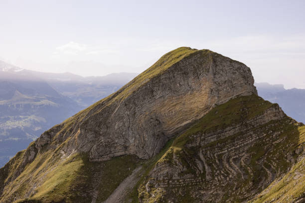 traumhafter wandertag in den alpen der schweiz. herrlicher blick über einen wunderschönen brienzersee. was für eine tolle aussicht. - lake thun swiss culture switzerland berne stock-fotos und bilder