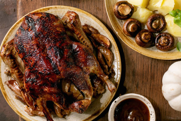 classic dish roasted glazed duck with apples and garnish - tablesetting imagens e fotografias de stock