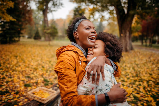 美しい秋の自然を楽しむ公園で母と娘 - autumn women smiling leaf ストックフォトと画像