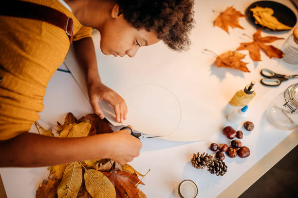 girl makes something out of leaves - leaf paper autumn textured imagens e fotografias de stock