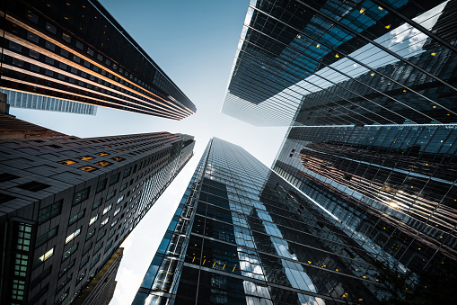 Negocios y finanzas, mirando hacia los edificios de oficinas de gran altura en el distrito financiero de una metrópolis moderna photo