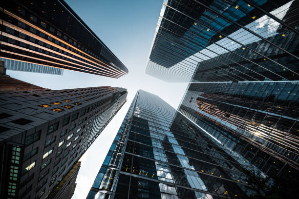 affaires et finances, regard vers le haut des immeubles de bureaux de grande hauteur dans le quartier financier d’une métropole moderne - bank account photos et images de collection