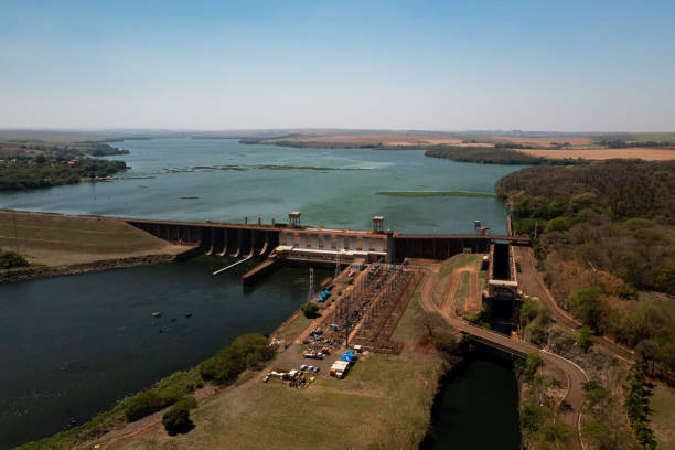 vue aérienne de la rivière dans une centrale hydroélectrique et de l’écluse sur la voie navigable tiete-parana - megawatt photos et images de collection