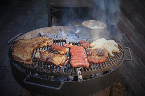 전형적인 parrillada 라틴 아메리카 는 살아있는 석탄 (불꽃 없음)에서 요리하기위한 다양한 고기 바베큐. 전통 아사도 아르헨티노. - argentina barbecue grill steak barbecue 뉴스 사진 이미지