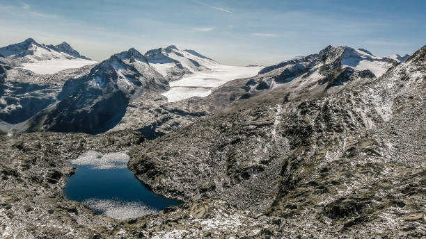 vista panoramica delle montagne innevate contro un cielo limpido. - european alps cold mountain range clear sky foto e immagini stock