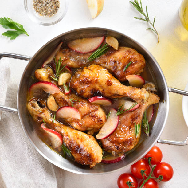 baquetas de pollo al horno con manzanas - animal leg duck meat chicken leg herb fotografías e imágenes de stock