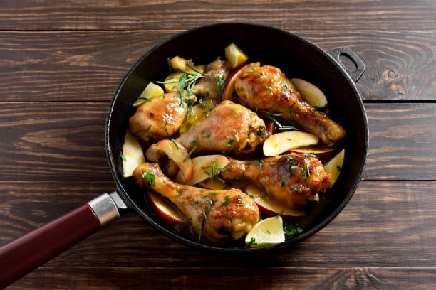 baquetas de pollo al horno con manzanas - animal leg duck meat chicken leg herb fotografías e imágenes de stock