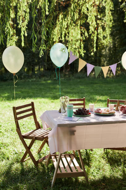 sfondo della festa di compleanno all'aperto - festa in giardino foto e immagini stock