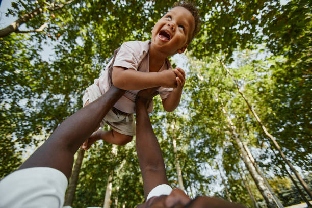 ハッピーベイビーは、公園でお父さんと遊んで - father fathers day baby child ストックフォトと画像