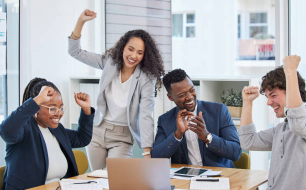 scatto di un gruppo di uomini d'affari che applaudono in un ufficio - businesswoman business cheering women foto e immagini stock