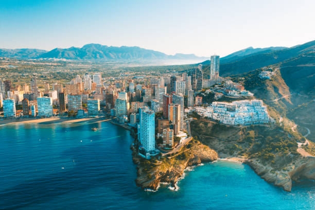 vista aerea della città di benidorm in spagna, alicante - alicante costa blanca foto e immagini stock