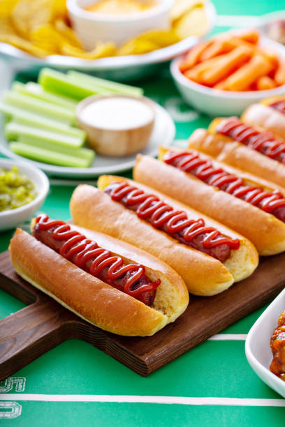 nourriture le jour du match pour le super bowl, hot-dogs - barbecue foot photos et images de collection