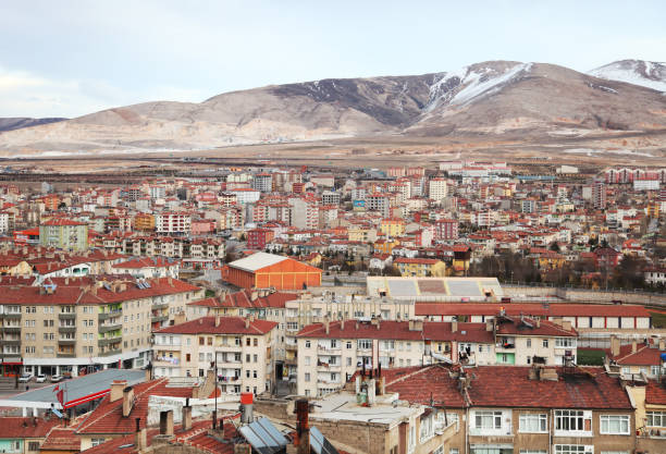 Nigde city panorama from Nigde Castle Nigde city panorama from Nigde Castle in Central Anatolia, Turkey. Niğde is a city and the capital of Niğde Province in the Central Anatolia region of Turkey at an elevation of 1,299 mt. niğde city stock pictures, royalty-free photos & images