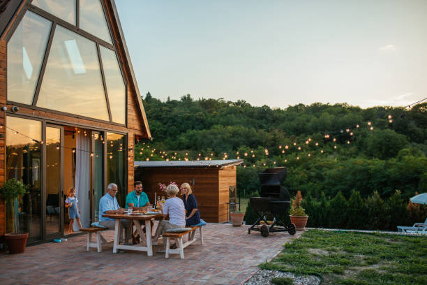 familienessen am esstisch im garten - domestic life family house residential structure stock-fotos und bilder