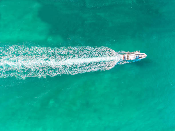 barca che sfreccia attraverso splendide acque blu vicino a miami beach - travel luxury aerial view beach foto e immagini stock