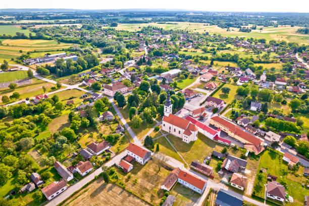 igreja da vila de legrad e vista aérea da paisagem verde - koprivnica croatia - fotografias e filmes do acervo