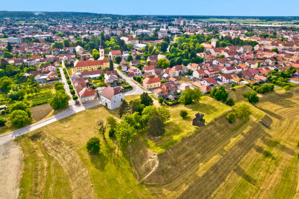 cidade de koprivnica trincheiras históricas e vista aérea do centro da cidade - koprivnica croatia - fotografias e filmes do acervo
