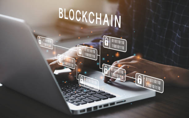 geschäftsmann, der ein computer-zu-blockchain-technologiekonzept mit einer kette von verschlüsselten blöcken verwendet, um kryptowährungen und bitcoin für online-zahlungen und geldtransaktionen zu sichern - blockchain stock-fotos und bilder