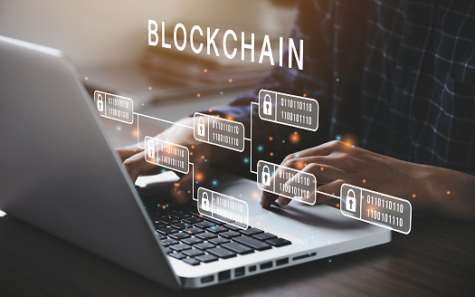 Hombre de negocios que utiliza una computadora para el concepto de tecnología Blockchain con una cadena de bloques cifrados para asegurar criptomonedas y bitcoin para pagos en línea y transacciones de dinero photo