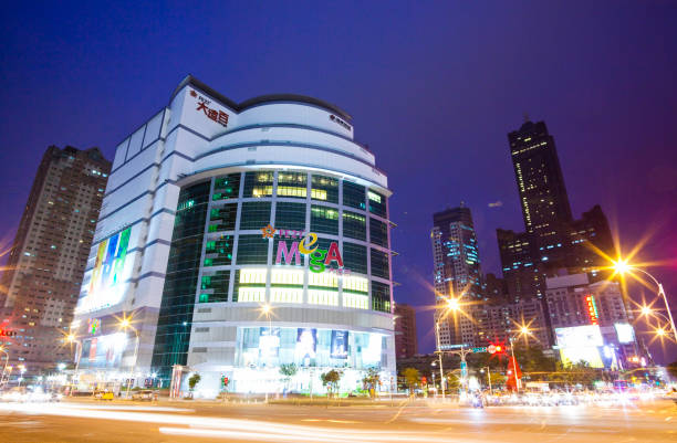 vista noturna do moderno edifício em kaohsiung, taiwan. - hong shopping night skyline - fotografias e filmes do acervo