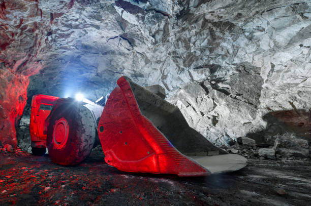 une machine de chargement souterraine. équipement spécial à profil bas pour les travaux souterrains - sous terre photos et images de collection