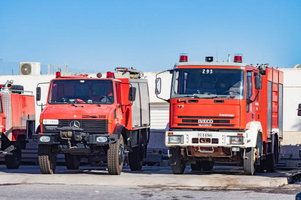 wóz strażacki na santorini na cykladach, grecja - fire rescue zdjęcia i obrazy z banku zdjęć