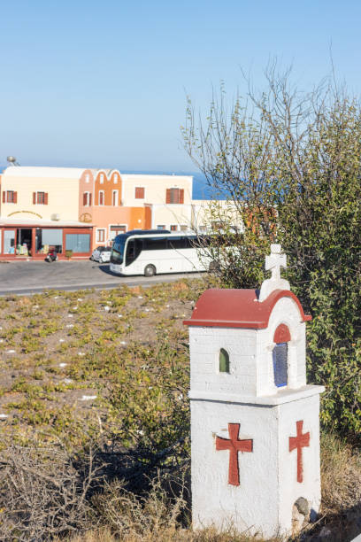 kandylakia (przydrożna świątynia) w pyrgos kallistis na santorini, grecja - memorial roadside cross cross shape zdjęcia i obrazy z banku zdjęć