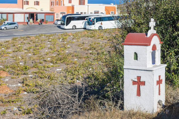 kandylakia (santuario al borde de la carretera) en pyrgos kallistis en santorini, grecia - memorial roadside cross cross shape fotografías e imágenes de stock