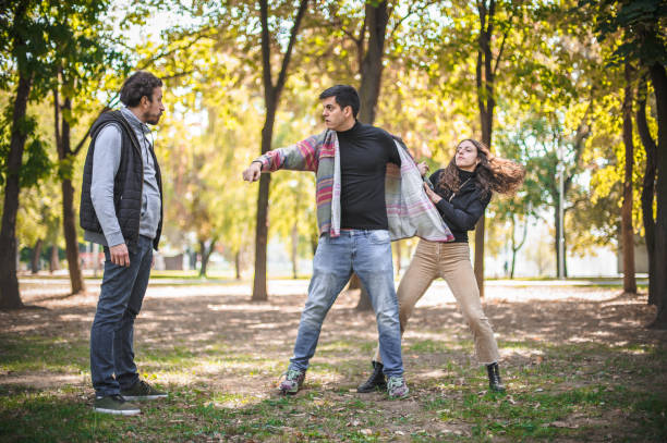 dos hombres agresivos en pelea y mujer. señalando con el dedo - couple therapy alternative therapy relationship difficulties fotografías e imágenes de stock