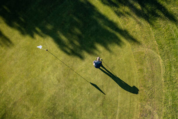 sur la vue aérienne putting green - sports flag golf individual sports sports and fitness photos et images de collection