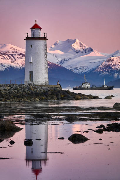 faro de høgsteinen en godøy, noruega - fishing village nordic countries fjord fotografías e imágenes de stock