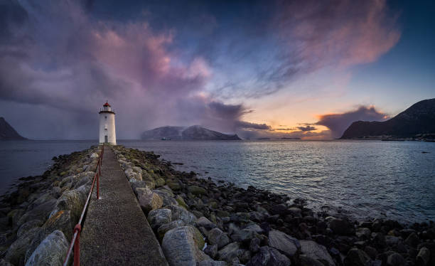 faro di høgsteinen a godøy, norvegia - fishing village nordic countries fjord foto e immagini stock