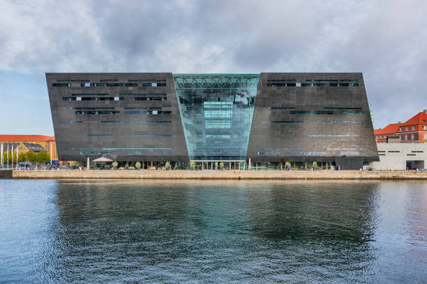 датская королевская библиотека на набережной копенгагена - black diamond сток�овые фото и изображения