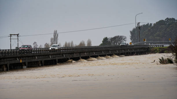 浸水したモトゥエカ川のすぐ上��のモトゥエカのモトゥエカ川橋。 - great flood ストックフォトと画像