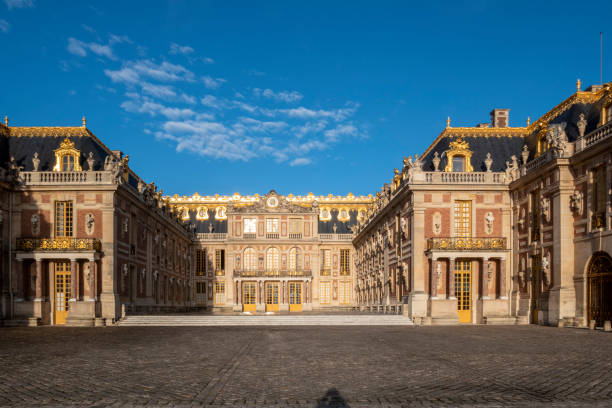 palacio de versalles en las afueras de parís al amanecer, francia - chateau de versailles fotografías e imágenes de stock