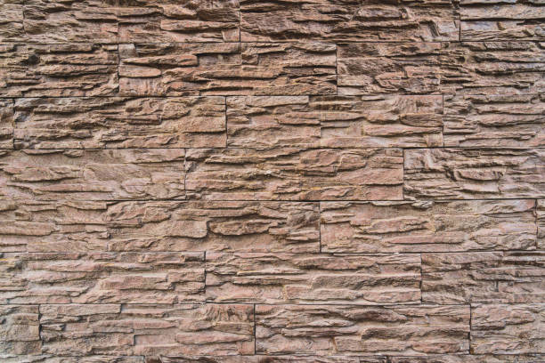 pared de piedra marrón claro, hermoso telón de fondo de bloques de piedra - recubrimiento capa exterior fotografías e imágenes de stock