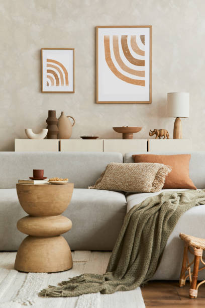 elegante wohneinrichtung mit mock-up-posterrahmen, grauem ecksofa, couchtisch und persönlichen accessoires. pastellneutrale farben. schablone. - innenarchitekt stock-fotos und bilder