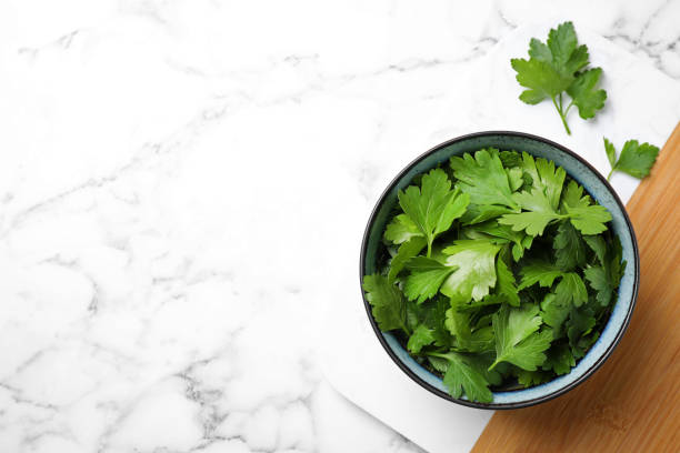 prezzemolo verde fresco su tavolo in marmo bianco, vista dall'alto. spazio per il testo - green food chervil herb foto e immagini stock