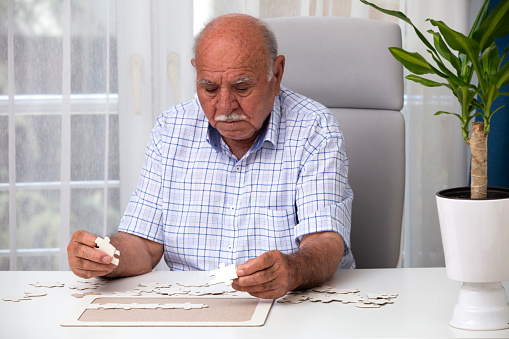Elderly man make exercise why she is protected Alzheimer's disease
