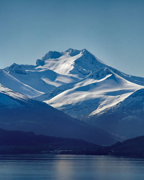 die majestätischen sunnmøre alpen im winter, norwegen - mountain peak norway reflection sunlight stock-fotos und bilder